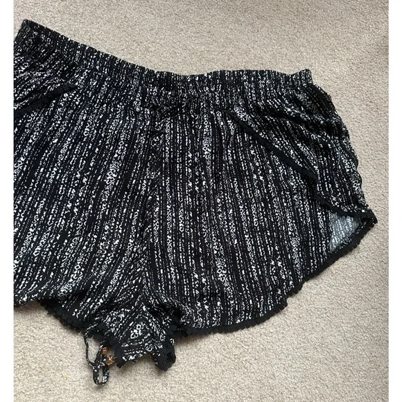 NWT City Chic Scoop Print Shorts Black White XL Women's Plus Size 22 Beachy - Picture 3 of 13